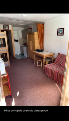 Dans les Hautes Pyrénées studio au pied des pistes de ski sur 23 m² avec balcon, cellier, et casier à ski. 