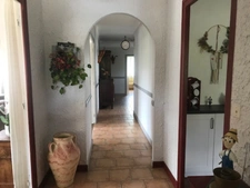 Dans le departement 64 une maison de type contemporain 8 pièces sur 198 m² et 2000 m² de terrain arboré, avec trois places de garage.  