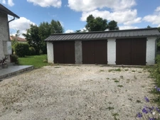 Dans le departement 64 une maison de type contemporain 8 pièces sur 198 m² et 2000 m² de terrain arboré, avec trois places de garage.  