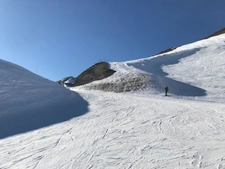 Dpt Hautes Pyrénées, dans la station de ski de LA MONGIE appartement T 2 de 29 m² avec balcon, cellier et parking intérieur.   