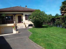 Maison à vendre 5 pièces  avec piscine, parking, garage,et abris voiture sur 1000 m² de terrain.