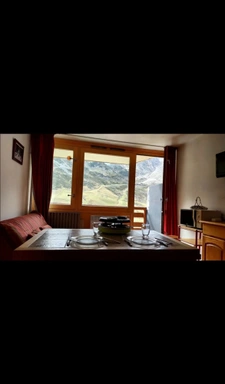 Dans les Hautes Pyrénées studio au pied des pistes de ski sur 23 m² avec balcon, cellier, et casier à ski. 