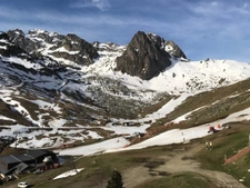 Dans la Station de la MONGIE dans les Hautes Pyrénées un studio de 26 m² aux pieds des pistes de ski avec Balcon et cellier.  