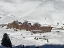 Dans la Station de la MONGIE dans les Hautes Pyrénées un studio de 26 m² aux pieds des pistes de ski avec Balcon et cellier.  