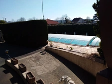 Maison à vendre 5 pièces  avec piscine, parking, garage,et abris voiture sur 1000 m² de terrain.