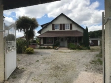 Dans le departement 64 une maison de type contemporain 8 pièces sur 198 m² et 2000 m² de terrain arboré, avec trois places de garage.  