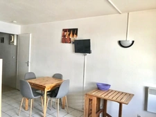 Dans la Station de la MONGIE dans les Hautes Pyrénées un studio de 26 m² aux pieds des pistes de ski avec Balcon et cellier.  