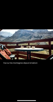 Dans les Hautes Pyrénées studio au pied des pistes de ski sur 23 m² avec balcon, cellier, et casier à ski. 