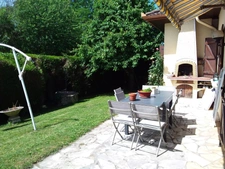 Maison à vendre 5 pièces  avec piscine, parking, garage,et abris voiture sur 1000 m² de terrain.