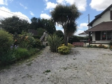 Dans le departement 64 une maison de type contemporain 8 pièces sur 198 m² et 2000 m² de terrain arboré, avec trois places de garage.  