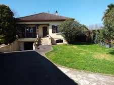 Maison à vendre 5 pièces  avec piscine, parking, garage,et abris voiture sur 1000 m² de terrain.