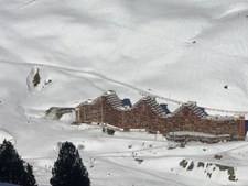 Dans la Station de la MONGIE dans les Hautes Pyrénées un studio de 26 m² aux pieds des pistes de ski avec Balcon et cellier.  