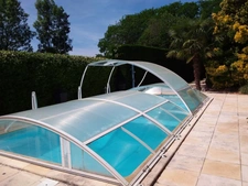 Maison à vendre 5 pièces  avec piscine, parking, garage,et abris voiture sur 1000 m² de terrain.