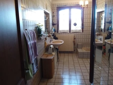 Maison à vendre 5 pièces  avec piscine, parking, garage,et abris voiture sur 1000 m² de terrain.