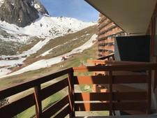 Dans la Station de la MONGIE dans les Hautes Pyrénées un studio de 26 m² aux pieds des pistes de ski avec Balcon et cellier.  