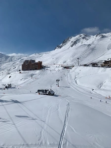 Dpt Hautes Pyrénées, dans la station de ski de LA MONGIE appartement T 2 de 29 m² avec balcon, cellier et parking intérieur.   