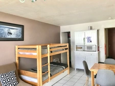 Dans la Station de la MONGIE dans les Hautes Pyrénées un studio de 26 m² aux pieds des pistes de ski avec Balcon et cellier.  