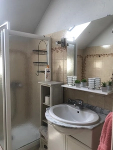 Dans le departement 64 une maison de type contemporain 8 pièces sur 198 m² et 2000 m² de terrain arboré, avec trois places de garage.  