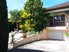 Maison à vendre 5 pièces  avec piscine, parking, garage,et abris voiture sur 1000 m² de terrain.