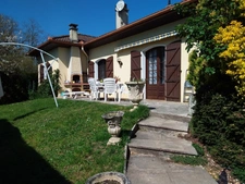 Maison à vendre 5 pièces  avec piscine, parking, garage,et abris voiture sur 1000 m² de terrain.