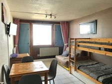 Dans la Station de la MONGIE dans les Hautes Pyrénées un studio de 26 m² aux pieds des pistes de ski avec Balcon et cellier.  