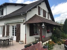 Dans le departement 64 une maison de type contemporain 8 pièces sur 198 m² et 2000 m² de terrain arboré, avec trois places de garage.  