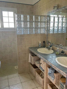 Dans le departement 64 une maison de type contemporain 8 pièces sur 198 m² et 2000 m² de terrain arboré, avec trois places de garage.  