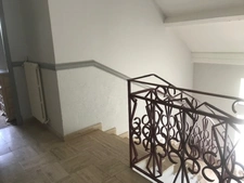 Dans le departement 64 une maison de type contemporain 8 pièces sur 198 m² et 2000 m² de terrain arboré, avec trois places de garage.  