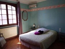 Maison à vendre 5 pièces  avec piscine, parking, garage,et abris voiture sur 1000 m² de terrain.
