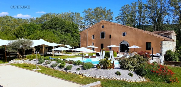 Domaine dans le Luberon - 2,6 ha - 1100 m2  - à vocation de tourisme de luxe et événementiel