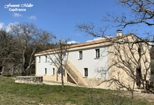 A proximité de Banon,  belle Maison d'Hôtes de 268 m2 (+130 m2) en pleine campagne