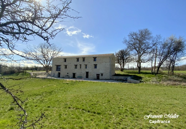 A proximité de Banon,  belle Maison d'Hôtes de 268 m2 (+130 m2) en pleine campagne
