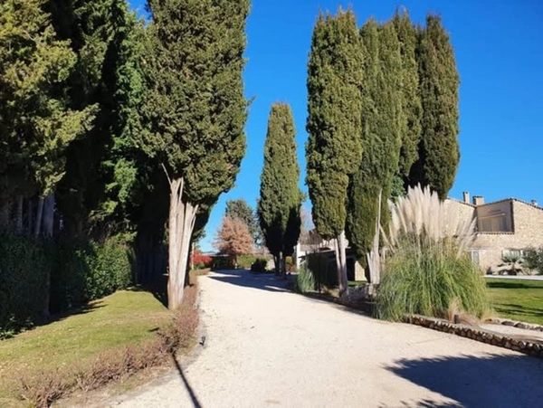 Propriété de caractère avec piscine et gîtes – Art de vivre en Provence 