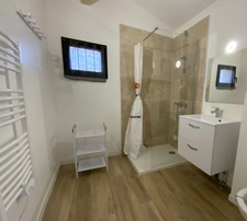 A proximité de Banon,  belle Maison d'Hôtes de 268 m2 (+130 m2) en pleine campagne