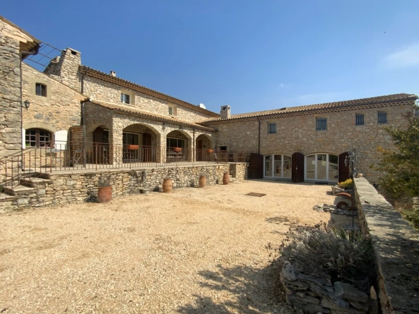 Propriété Gîtes et chambres d'hôtes 20 hA - 550 m2 à Banon 