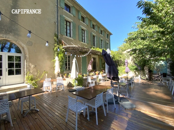 Domaine dans le Luberon - 2,6 ha - 1100 m2  - à vocation de tourisme de luxe et événementiel