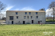A proximité de Banon,  belle Maison d'Hôtes de 268 m2 (+130 m2) en pleine campagne