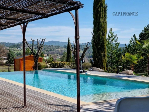 Propriété hébergement/événementiel dans le Luberon, 6,3 ha, 80 couchages, 1090 m2