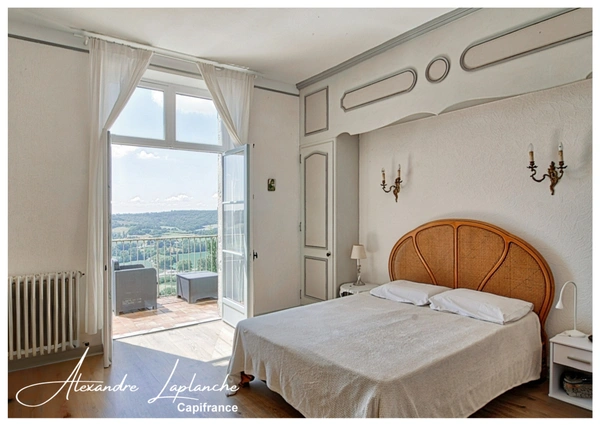 Dpt Tarn et Garonne (82), à vendre LAUZERTE maison de ville en pierre 9 pièces de 205m² avec jardin et garage.