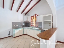 Local professionnel de 151 m² / usage mixte – 5 pièces + mezzanine de 51 m² – CAPESTERRE-BELLE-EAU (971)