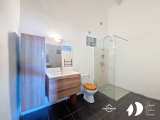 Maison meublée à louer : 2 chambres, 1 pièce indépendante avec baignoire, Nérée centre ville, Les Abymes