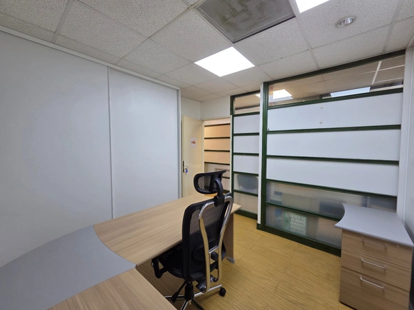 Bureau/local de 12 m² avec rangements – Idéalement situé à Jarry