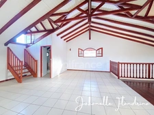 Local professionnel de 151 m² / usage mixte – 5 pièces + mezzanine de 51 m² – CAPESTERRE-BELLE-EAU (971)