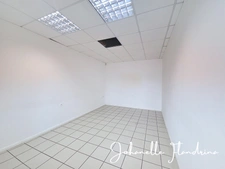 Local à louer, 1er étage avec ascenseur, 82 m², Immeuble Omale, Colin Petit-Bourg