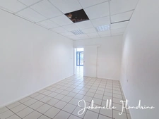 Local à louer, 1er étage avec ascenseur, 82 m², Immeuble Omale, Colin Petit-Bourg