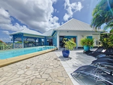 Villa à vendre 4 pièces avec piscine, terrasse, grand jardin, BAIE-MAHAULT (971)