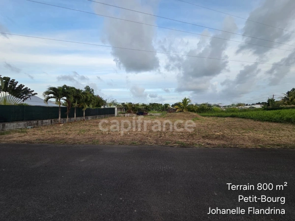 Terrain constructible de 800 m² – Petit-Bourg, à 5 min de Colin et Jarry