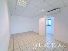 Local à louer, 1er étage avec ascenseur, 82 m², Immeuble Omale, Colin Petit-Bourg
