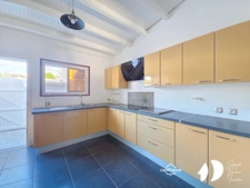 Maison meublée à louer : 2 chambres, 1 pièce indépendante avec baignoire, Nérée centre ville, Les Abymes