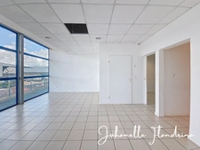 Local à louer, 1er étage avec ascenseur, 82 m², Immeuble Omale, Colin Petit-Bourg